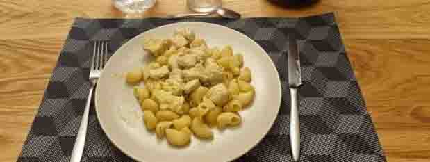 pâtes sauce curry et au poulet.